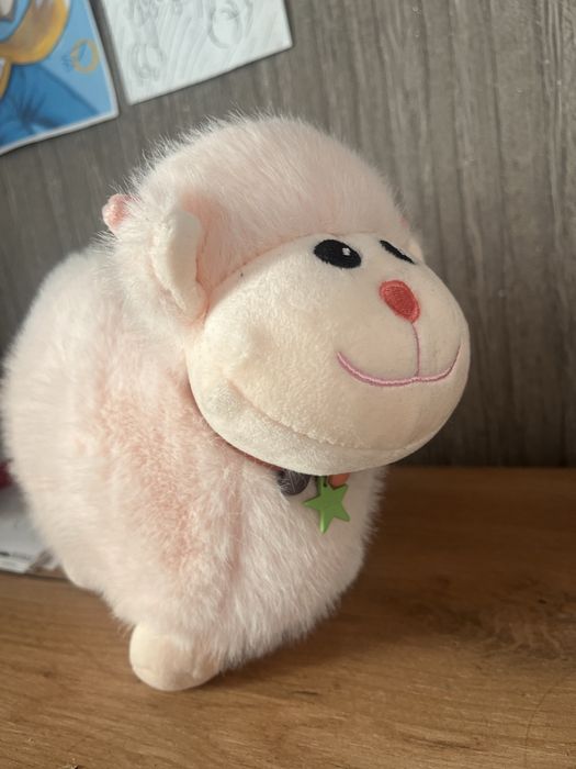 милая игрушка розовой овечки