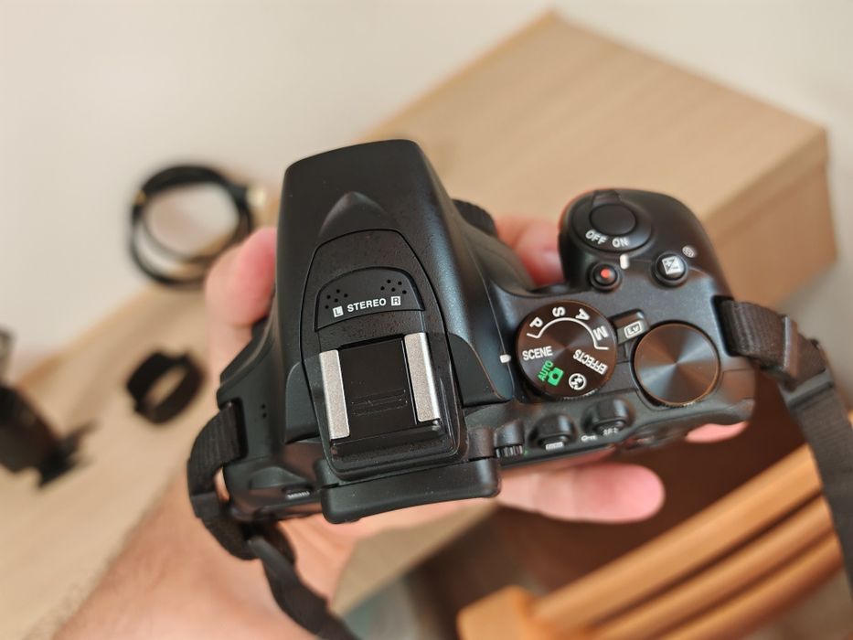Nikon D5600, Kit complet (Obiectiv 18-140mm, Flash, Card 128gb, Filtru UV), Impecabil - 4.213 cadre 
3.999,00