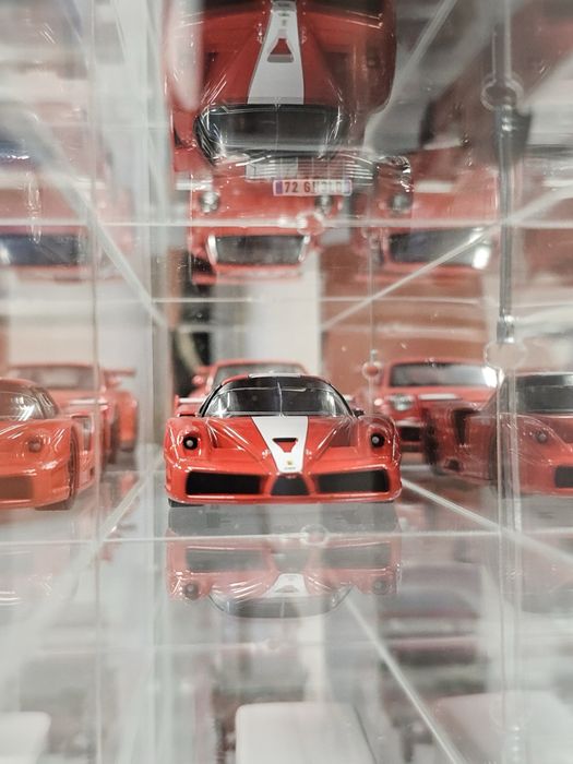 Витрина за 24 колички 1:43 Hot Wheels, Matchbox и др.