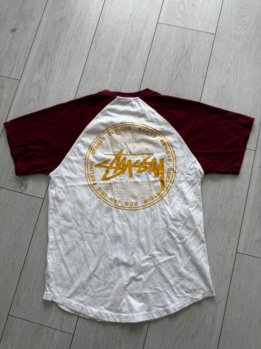 Vânzarea unui tricou Stussy