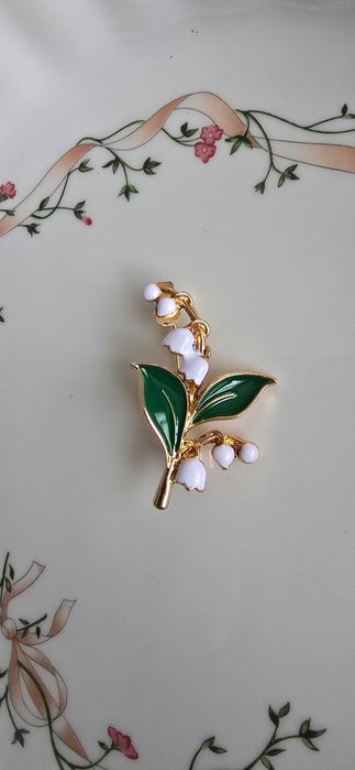 Изящна брошка с емайл–момина сълза.