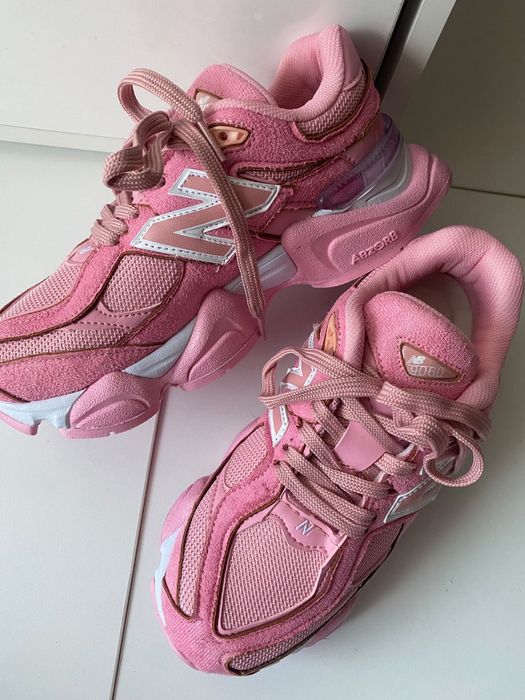 Дамски маратонки New Balance 9060, естествен велур.Видове