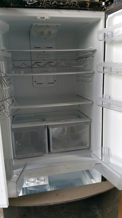 Продавам целия хладилник за части