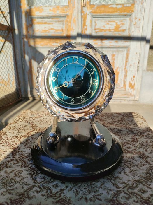 Vând ceas de masă în perfectă stare de funcționare.