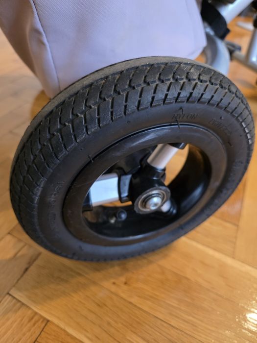 Триколка със сенник бежова Chipolino Nexus