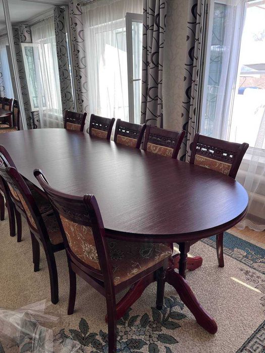 Деревянный стол со стульями