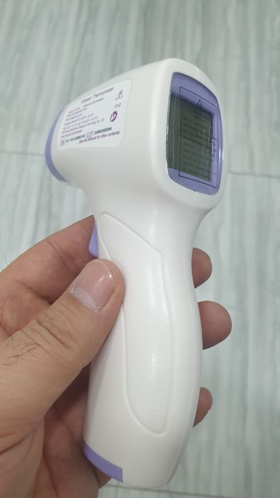 бесконтактный термометр для измерения температуры тела или предметов.