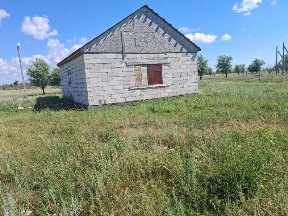 Продам не достроенный частный дом .