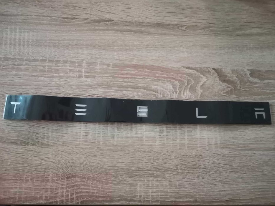 сребрист надпис Tesla Тесла