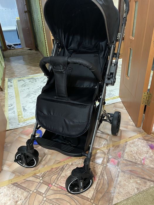 Продаю коляску и стульчик для кормления.