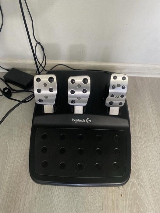 Продам игровой руль Logitech G29