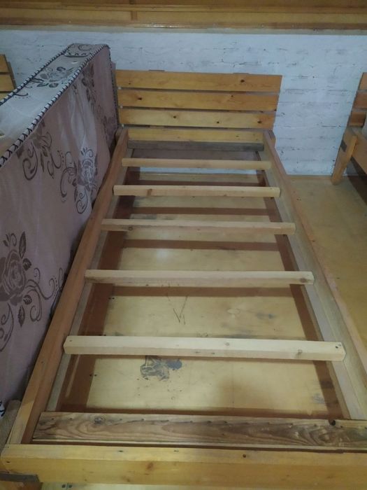 Продаётся односпальная кровать, сделана из 100% дерева,с матрасом.