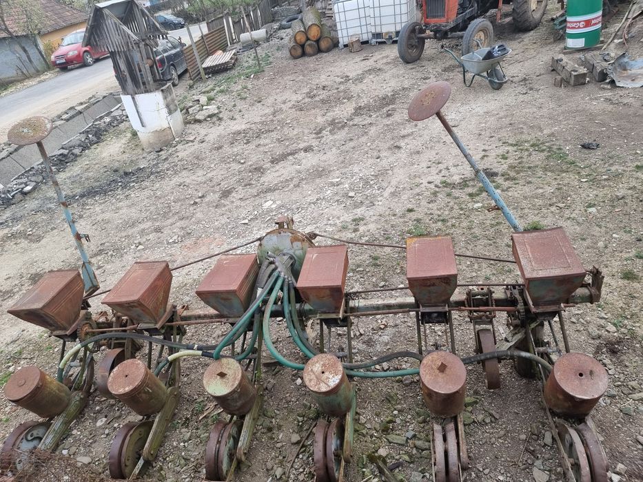 Vand semanatoare de porumb SPC 6; prasitoare  si bazin metalic 5000 l