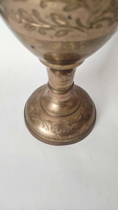 Много голяма и масивна ваза от бронз