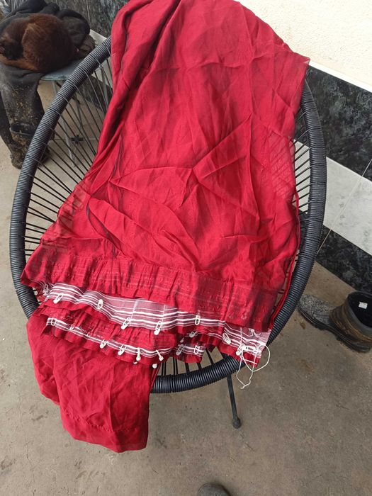 червена завеса от органза