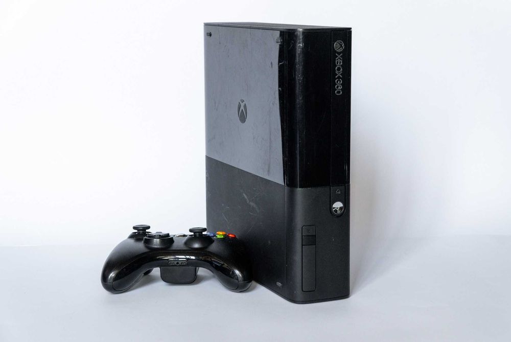 Продавам Xbox 360 E (Slim) 250GB Kinect, черен.