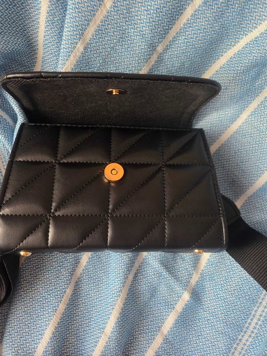 Модерна мини чанта с широка спортна дръжка – черна