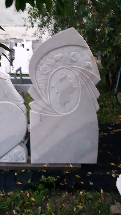 Reducere de preț la monumente funerare,cruci marmură