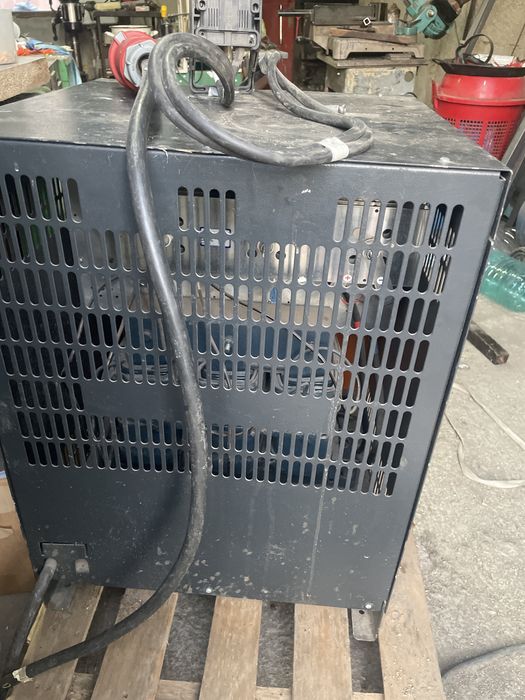 Incarcator pentru  stivitore electrice