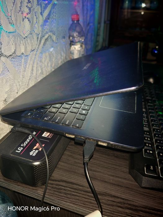 Laptop Asus stare perfectă, încărcător original,bateria ține lejer 4H.