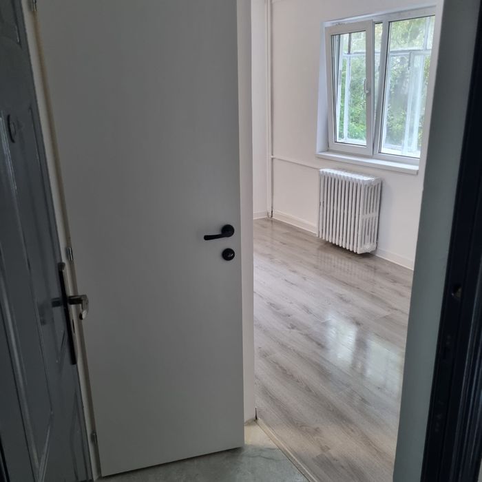 Proprietar vand gars cf 3   Cu gaze etaj 2/4 piata resita nou renovata