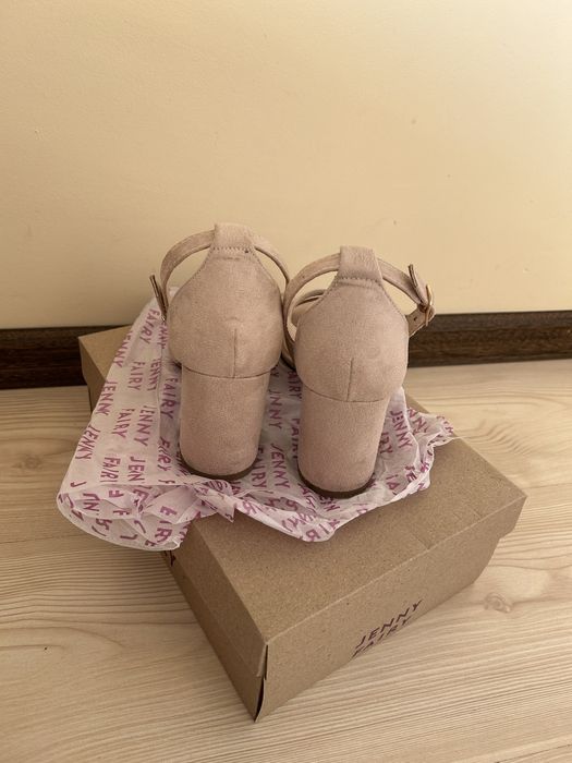 Дамски велурени сандали