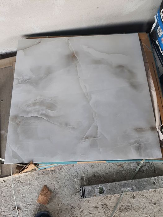 4 cutii de gresie 5.76 mp2  60 x 60 cm