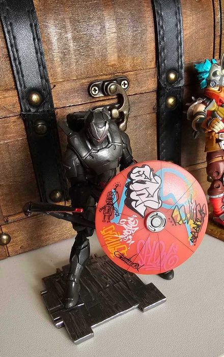 Фигурки/скинове Fortnite Ruckus и Omega, чука на Tor