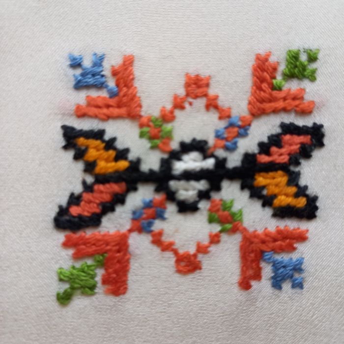 Продавам копринени, ръчно бродирани дамски кърпички.