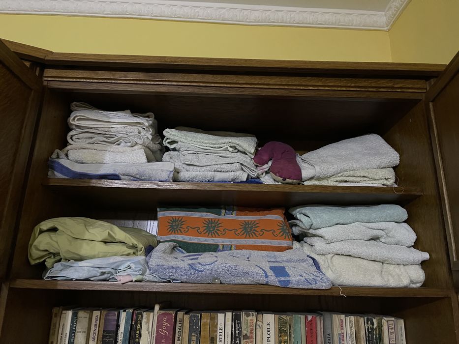 Biblioteca cu spatiu de depozitare