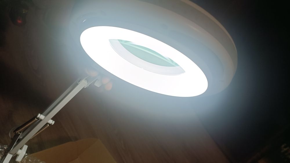 Лед лампа за бюро с лупа. Козметична лампа с лупа