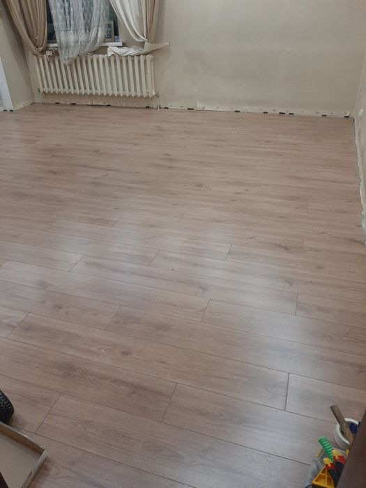 Укладка ламината и кварцвинила, монтаж плинтусов