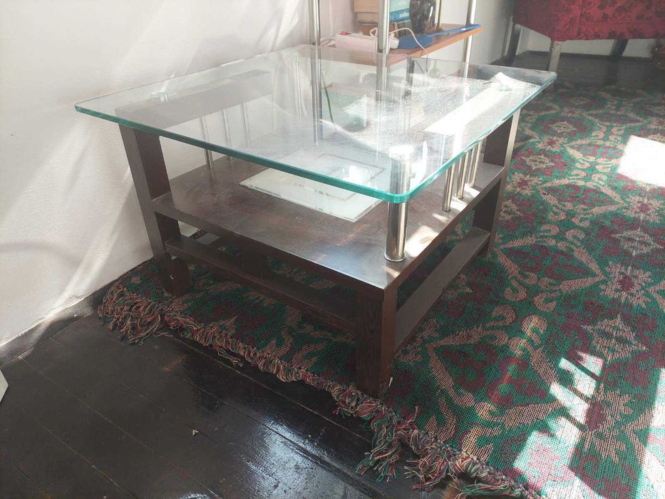 Атрактивна холна маса от дърво, метал и стъкло