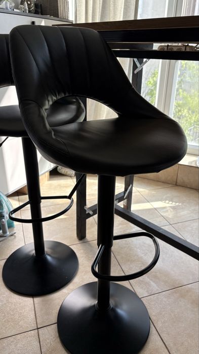 Scaune de bar si masa