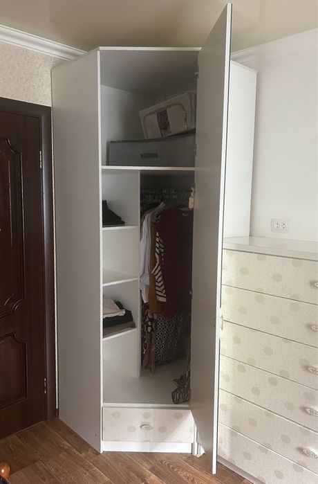 Продам угловой шкаф