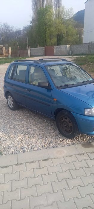 Продавам Mazda Demio