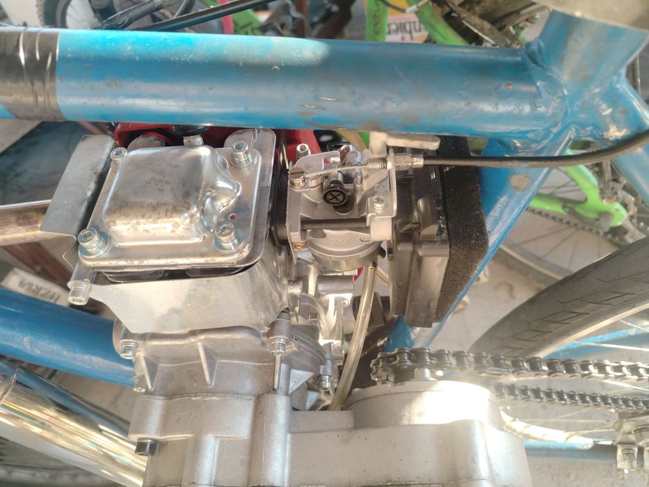 Bicicleta cu motor în 4timpi