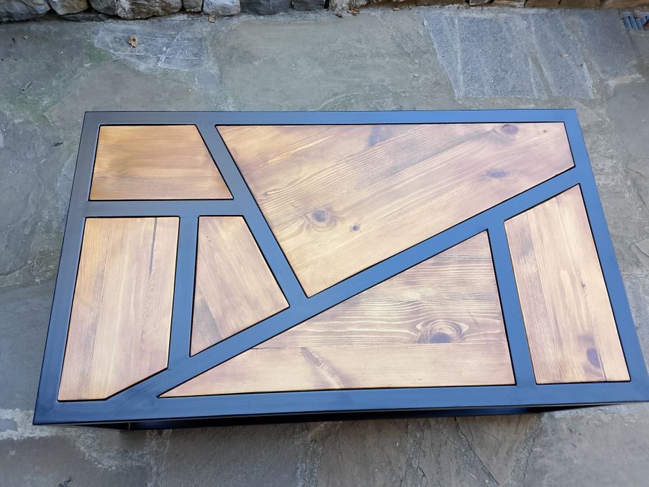 Холна маса от прахово боядисан профил и дърво