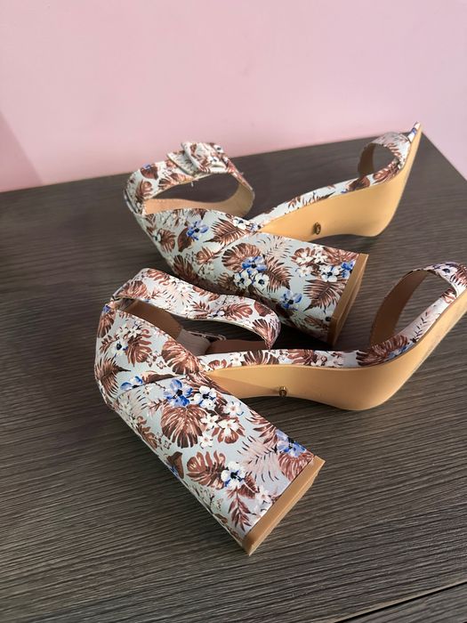 Нови обувки DeeZee