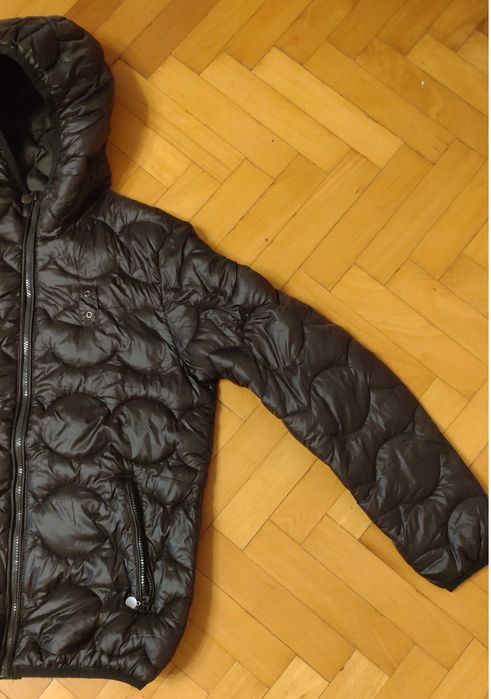 Продавам мъжко пролетно-есенно яке с качулка