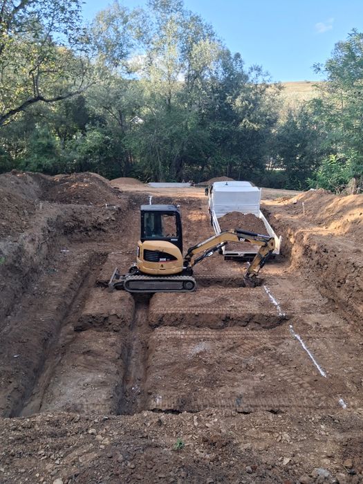 Inchiriez/ Execut săpături cu excavator de 3,5 T