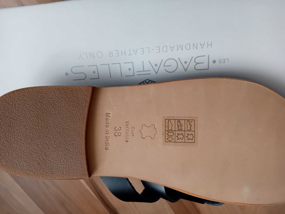 Les Bagatelles Нови сандали и чехли N38