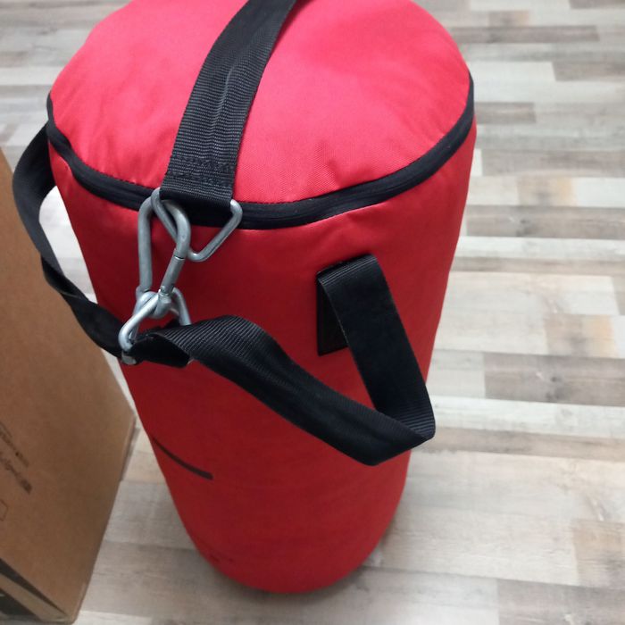 Vând sac de box 14 kg si manusi marimea 8