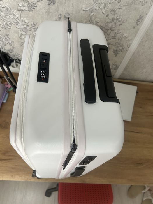 Продам чемодан белого цвета