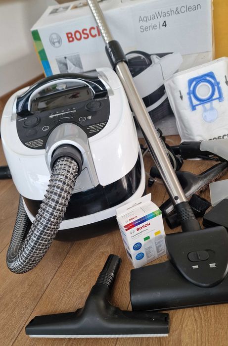 Bosch AquaWash&Clean Serie 4 2100W моюща прахосмукачка