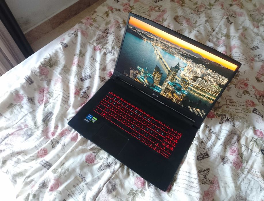 Геймърски лаптоп MSI Katana GF76 – Голям 17.3" / i7-11800H / RTX 3050 / 16GB RAM (Отлично състояние)