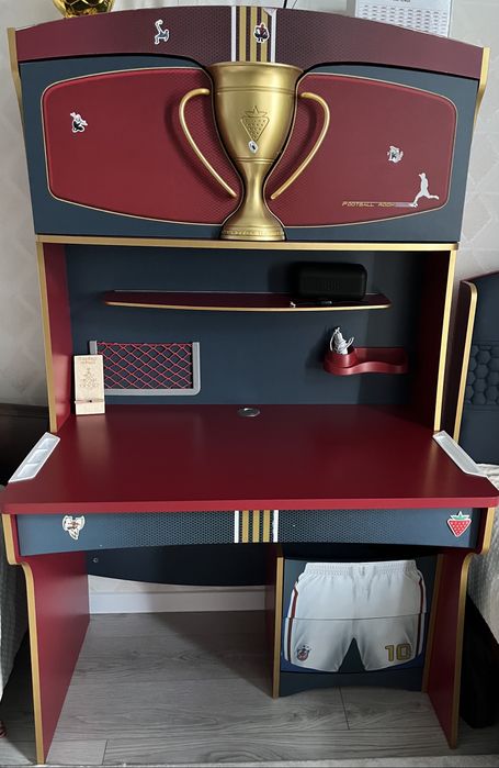 Учебный стол с полками договорная цена