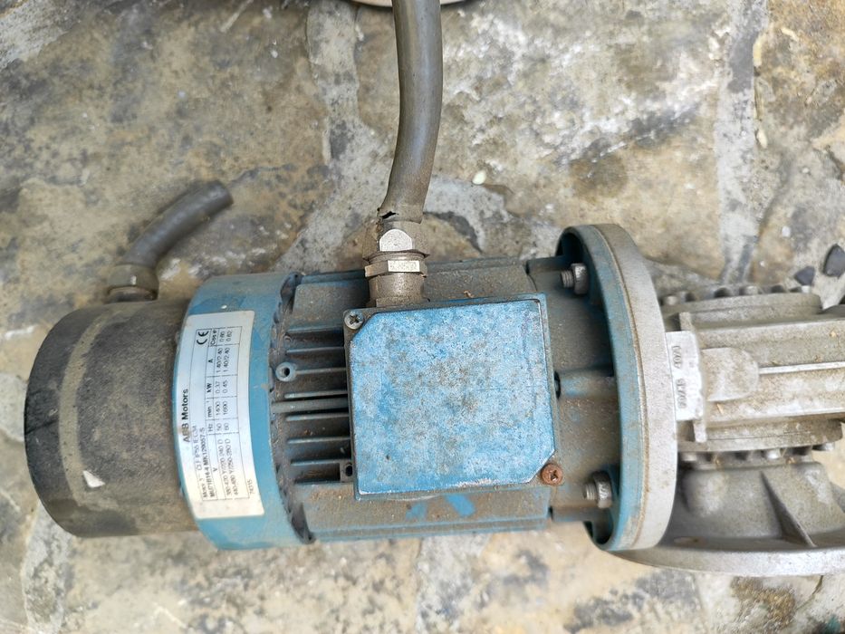 Motor electric cu reductor 0,37 kw