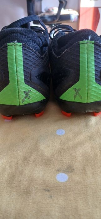 Ghete de fotbal aproape noi. Marimea 42 2/3