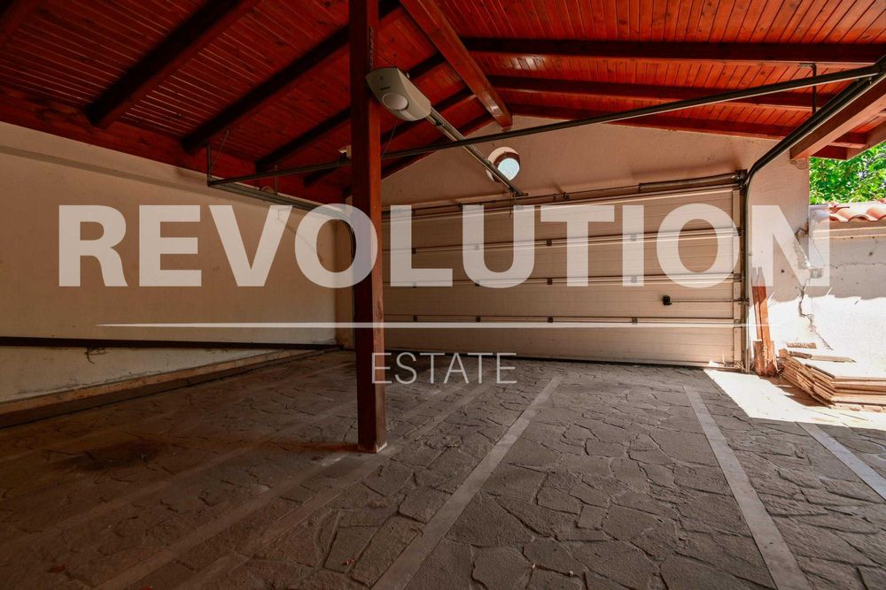 Къща на два етажа в гр. Банкя